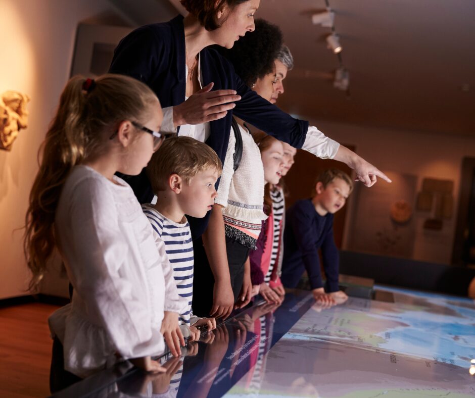 dzieci na szkolnej wycieczce zwiedzają